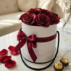 Кашпа в бяло с червени рози