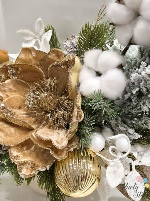 Луксозна коледна аранжировка с велурени цветя, памук и златни акценти