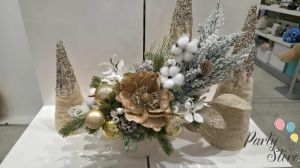 Луксозна коледна аранжировка с велурени цветя, памук и златни акценти