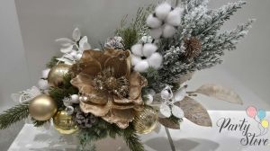 Луксозна коледна аранжировка с велурени цветя, памук и златни акценти