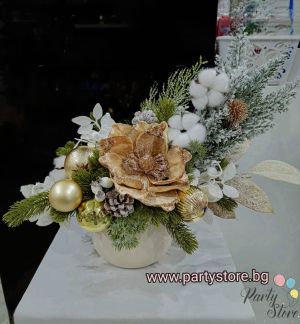 Луксозна коледна аранжировка с велурени цветя, памук и златни акценти