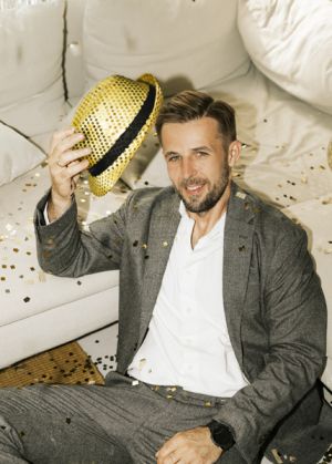 Шапка с пайети и лента, диаметър 27 см, златна